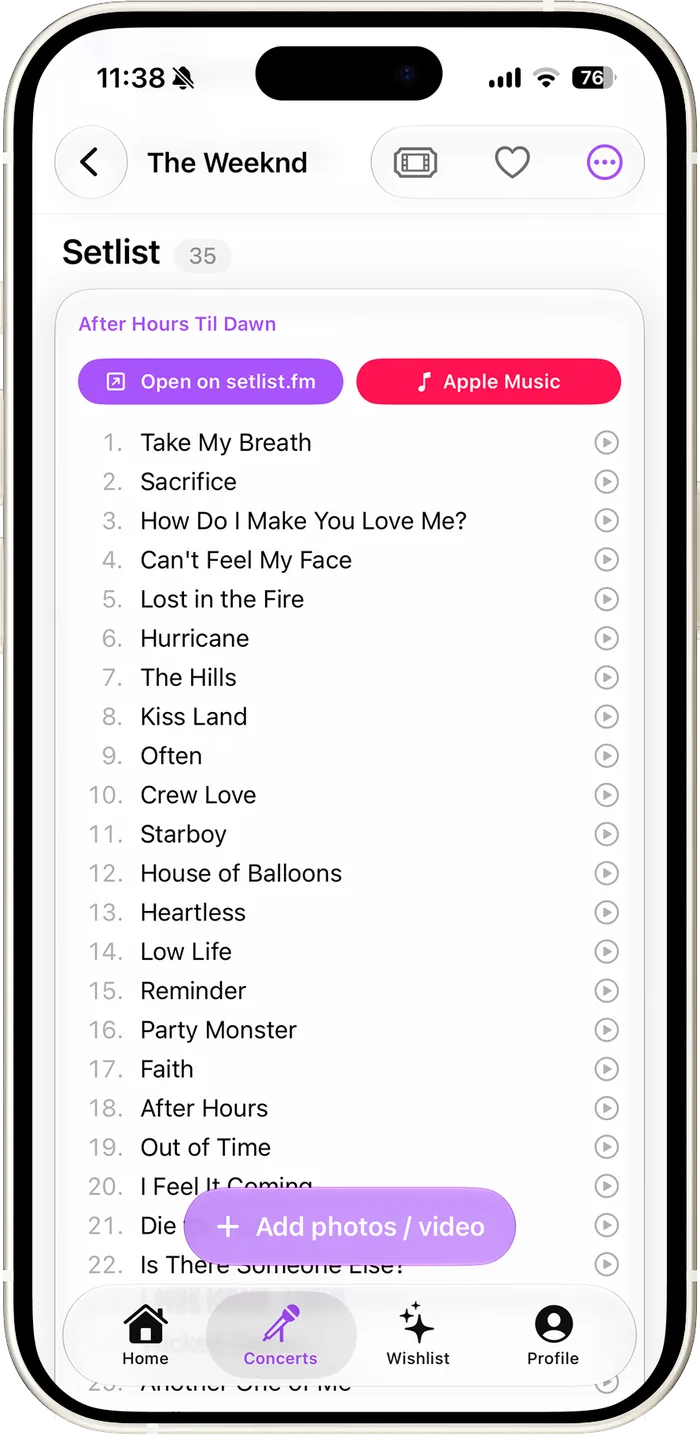 A concert's setlist: 35 songs in the order they were played, with buttons to open it on setlist.fm or build an Apple Music playlist.